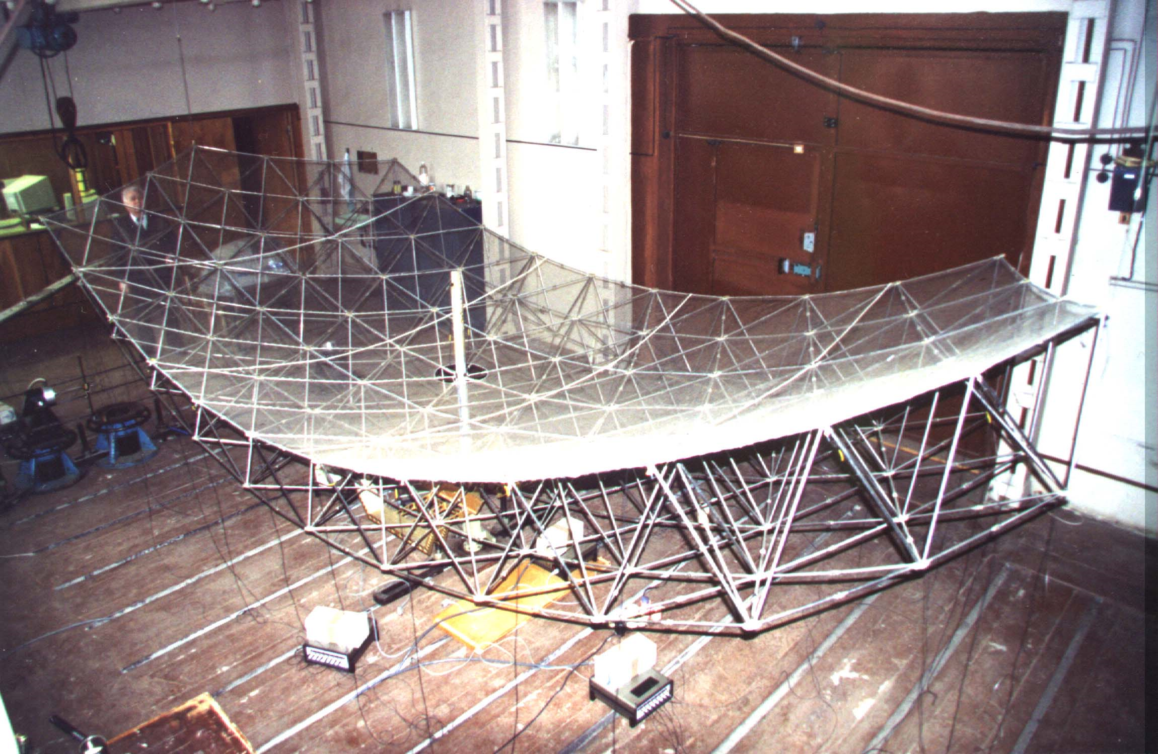 Антенна космического радиотелескопа в зале испытаний
