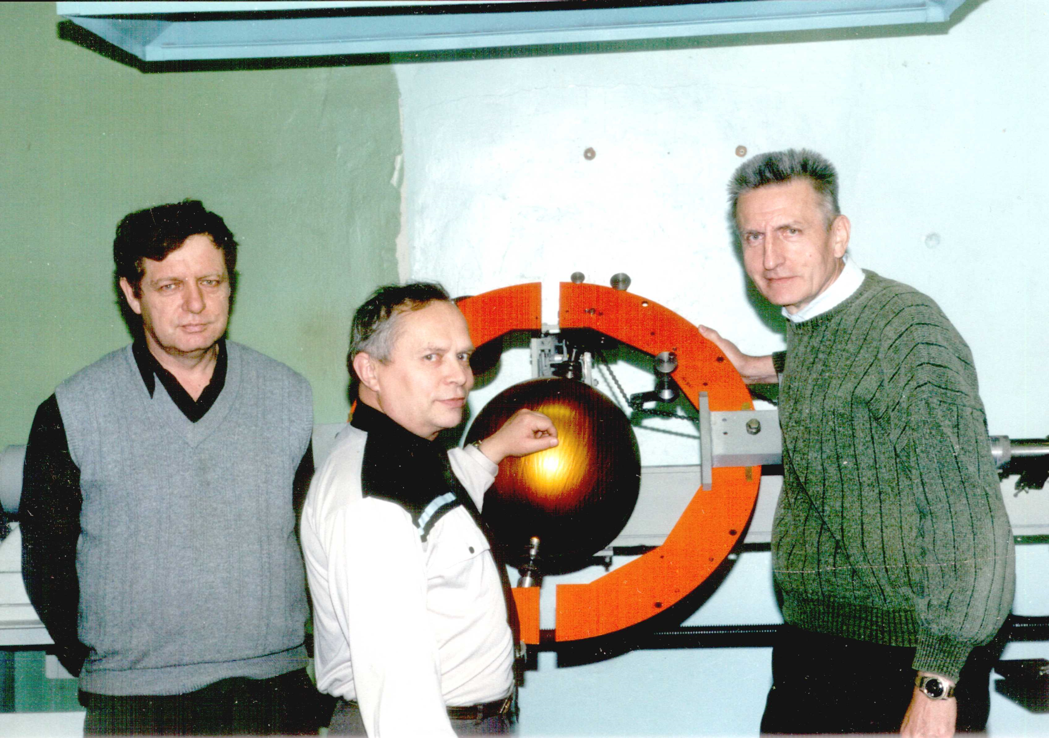 С. В. Цветков, Г. Г. Кулиш и руководитель лаборатории композиционных материалов П. А. Зиновьев (слева направо) у станка для намотки сферических баллонов из композитных материалов