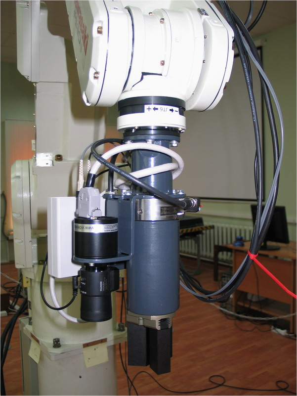 Рабочий орган манипулятора ФМС с установленными на нем захватным устройством, камерой СТЗ, силомоментным датчиком